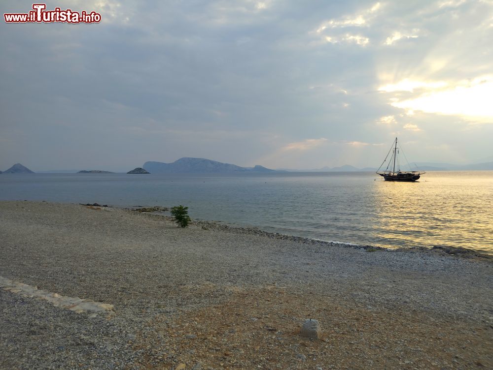 Immagine Prima del tramonto in una giornata nuvolosa sulla spiaggia di Plakes a Hydra, Grecia.