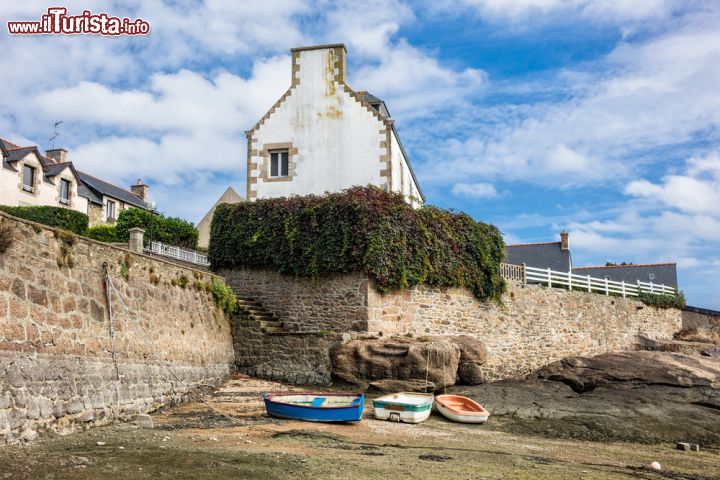 Immagine Spiaggia di Ploumanac'h (Bretagna) con la bassa marea e le barche da pesca, Francia