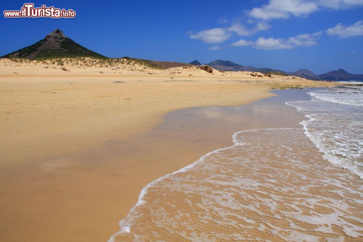 Immagine La spiaggia di Porto Santo nell'isola di Madeira (Portogallo) - Potrebbe sembrare il "classico" litorale con sabbia fine e mare cristallino, ma in realtà è molto di più. Questa spiaggia si estende per ben 9 kilometri e la qualità della sua sabbia ha fatto sì che abbia preso il soprannome di "Spiaggia Dorata", appellativo con cui è conosciuta di più. Nel 2012 questo tratto bellissimo di costa è stato premiato durante l'ambito del concorso "Nuove 7 meraviglie - Le spiagge del Portogallo" vincendo il Premio come Migliore Spiaggia delle Dune - © Francisco Caravana / Shutterstock.com