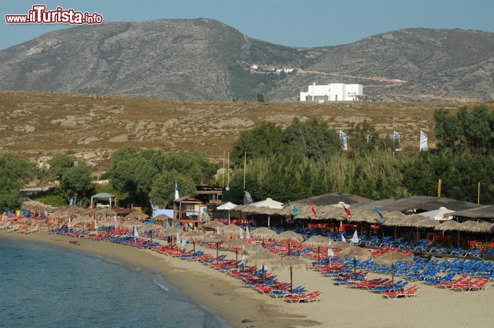 Immagine A 2 chilometri da Logaras sorge la spiaggia di Pounda, una delle più celebri di Paros non solo per via della sua bellezza ma anche per il grande complesso turistico a ridosso della stessa - © rj lerich / Shutterstock.com