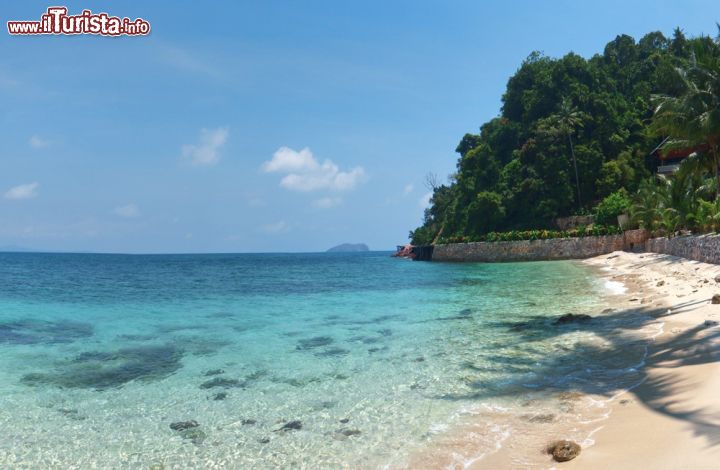 Immagine La spiaggia di Rawa nell'arcipelago di Seribuat in Malesia. Rawa è una graziosa e minuscola isoletta appartenente al Seribuat sorge in mezzo al mare a 16 chilometri da Mersing. La sua spiaggia di sabbia bianca finissima è di quelle da sogno - © 88190077 / Shutterstock.com