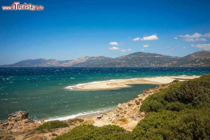 Immagine Spiaggia di sabbia a Eubea, Grecia - Una delle numerose spiagge che circondano l'isola: questa di finissima sabbia color oro è immersa in una natura verde e rigogliosa © siete_vidas / Shutterstock.com