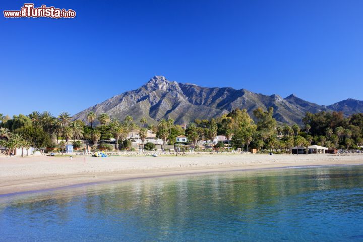 Immagine Spiaggia di sabbia a Marbella, Spagna. Un suggestivo scorcio panoramico dello scenario vacanziero che attende in questa località del Mar Mediterraneo - © Artur Bogacki / Shutterstock.com