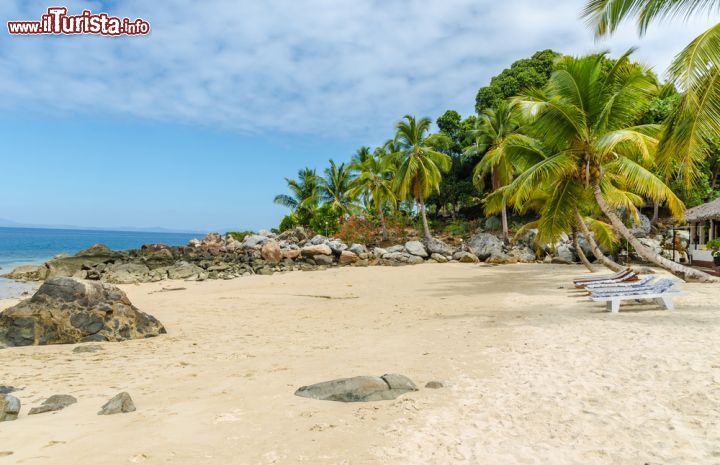Immagine Una spiaggia di sabbia fine circondata dalle palme sull'isola di Nosy Komba (Nosy Ambariovato), Madagascar - foto © lenisecalleja.photography / Shutterstock.com