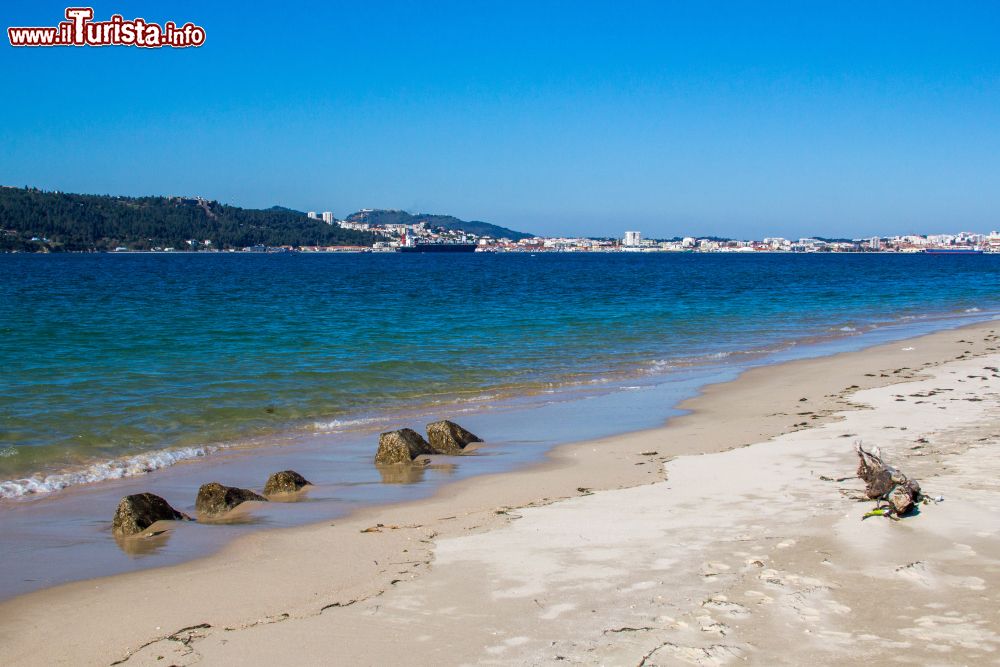Immagine Spiaggia di sabbia nella penisola di Troia, Portogallo. Sullo sfondo la cittadina di Setubal, località di antiche origini con quartieri moderni, centro turistico e porto.