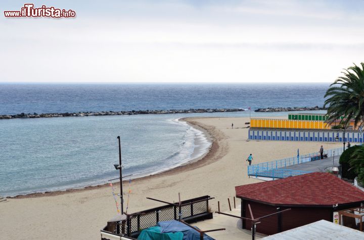 Immagine La spiaggia deserta di San Remo in  primavera. Gli scogli al largo servono per evitare l'erosione dell'arenile - © maudanros / Shutterstock.com