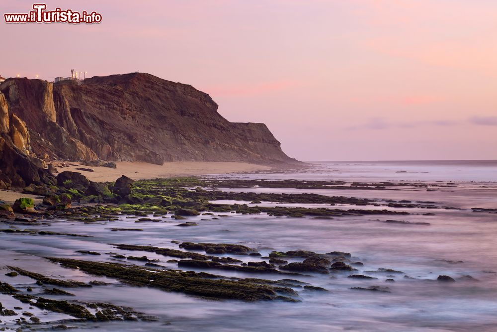 Immagine La spiaggia di Santa Cruz a Torres Vedras, Portogallo, fotografata al crepuscolo.