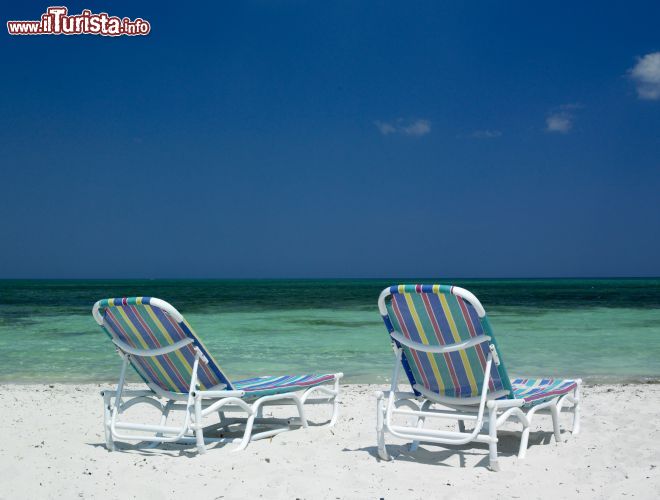 Immagine Spiaggia di Santa Lucia nella provincia di Camaguey, Cuba - Principale destinazione turistica della provincia di Camaguey, Santa Lucia beach presenta una natura perfettamente conservata che ospita anche importanti habitat per colonie di fenicotteri rosa. Le acque limpide del mare che lambisce i 21 chilometri di questa lunga spiaggia e la sabbia dorata sono lo scenario perfetto per una vacanza a tutto relax © PHB.cz (Richard Semik) / Shutterstock.com