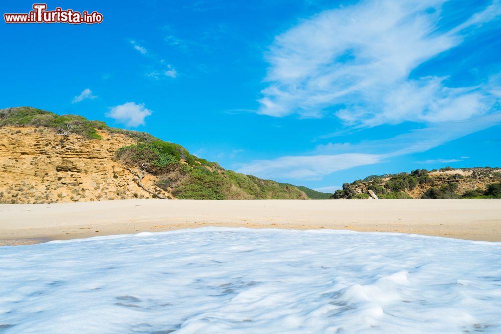 Immagine La spiaggia di Scivu sulla Costa Verde, Arbus, Sardegna. Delimitato da una scogliera e da pareti di arenaria, questo tratto di sabbia lunga circa 3 chilometri è una delle più belle della Costa Verde. E' sede di un'oasi del WWF.