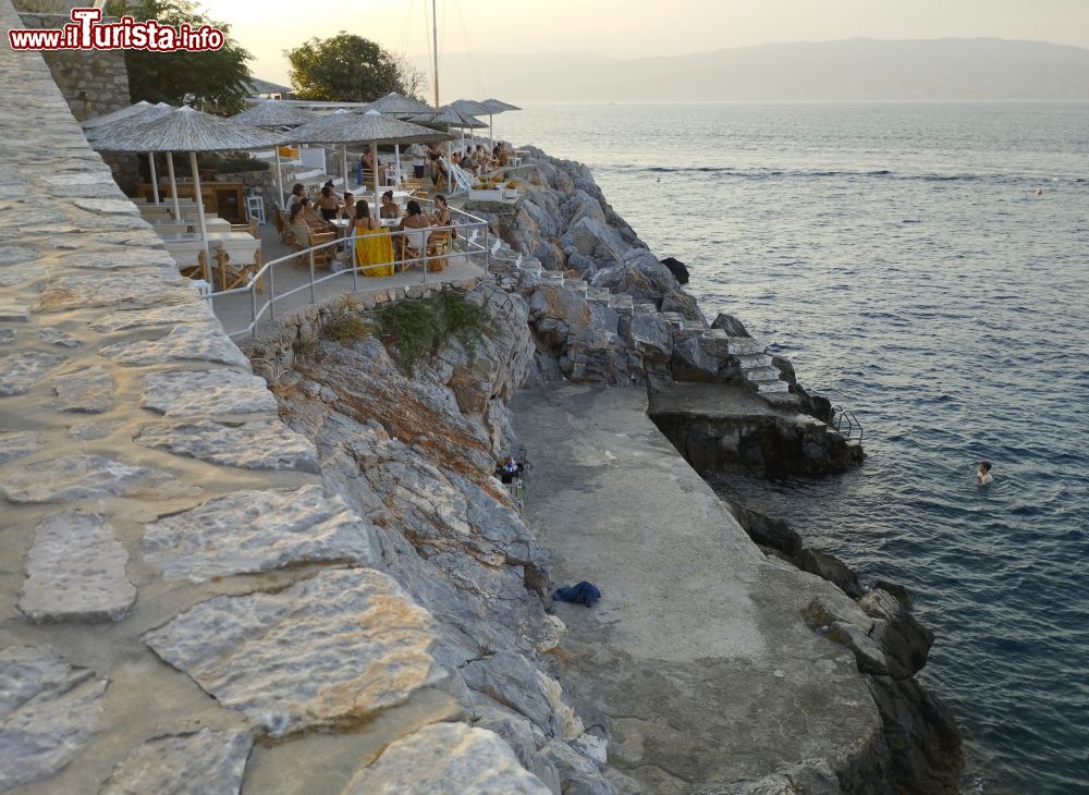 Immagine La spiaggia di Spilia presso il porto di Hydra (Isole Saroniche, Grecia).