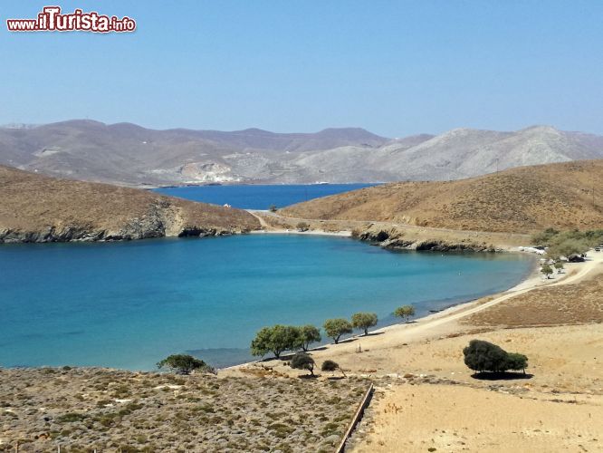 Immagine Spiaggia di Steno con il punto dove i due mari quasi si toccano, isola di Astypalaia (Grecia).