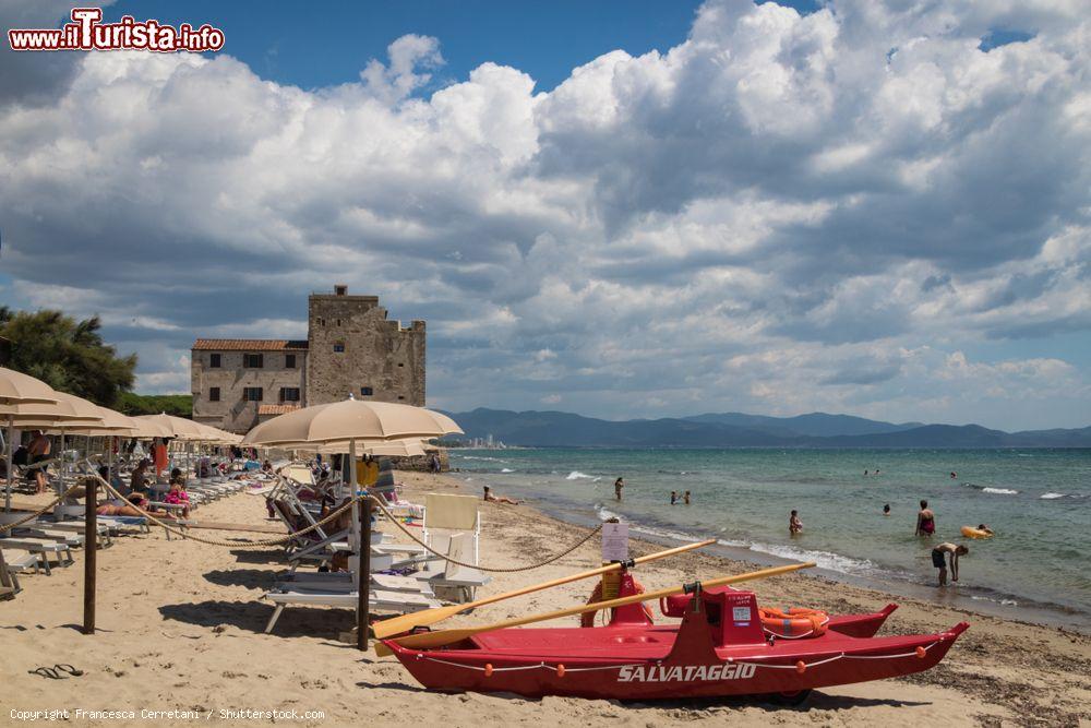 Immagine Spiaggia di Torre Mozza, nei pressi di Piombino, Toscana, in una giornata nuvolosa - © Francesca Cerretani / Shutterstock.com