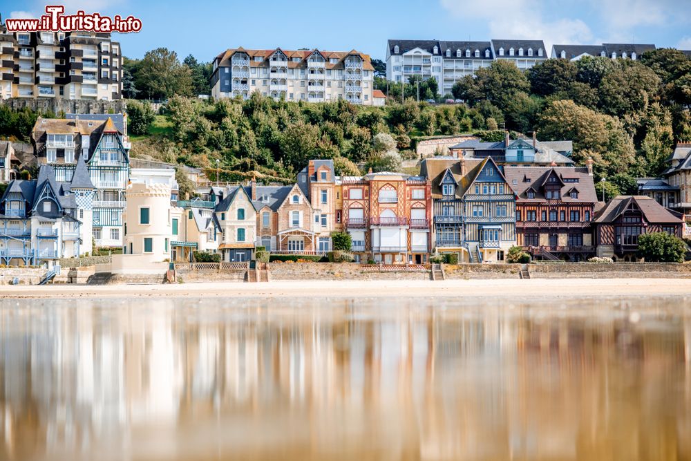 Immagine Scorcio della spiaggia di Trouville-sur-Mer, cittadina di 4600 abitanti del dipartimento di Calvados, in Normandia, lungo la cosiddetta Côte Fleurie (Costa Fiorita).