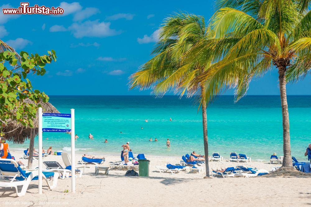 Immagine Turisti in spiaggia a Varadero durante una splendida giornata di sole. La spiaggia di Varadero è la più grande di Cuba - © Kamira / Shutterstock.com