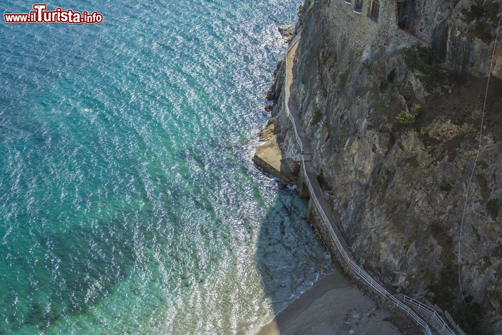 Immagine Una spiaggia di Vietri sul Mare vista dall'alto, provincia di Salerno, Campania. Dal 1997 il Comune, assieme agli altri paesi della costiera amalfitana, è Patrimonio dell'Umanità dell'Unesco.
