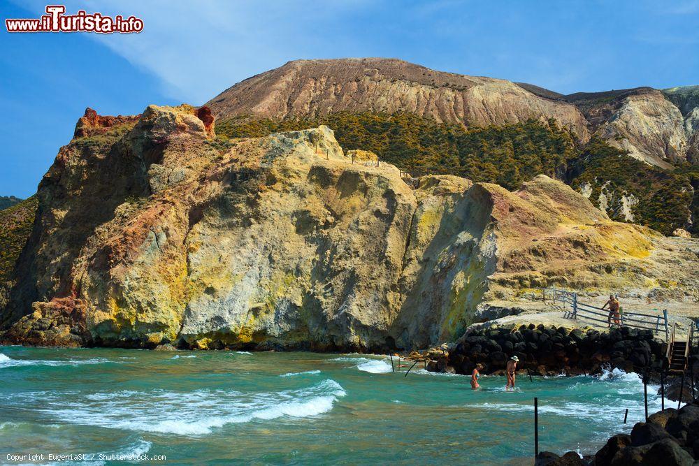 Immagine Spiaggia di Vulcano con panorama sul Gran Cretere delle Isole Eolie - © EugeniaSt / Shutterstock.com