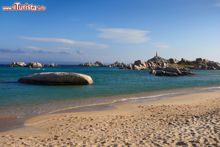Immagine Spiaggia dorata e mare blu sull'isola francese di Lavezzi, Corsica.