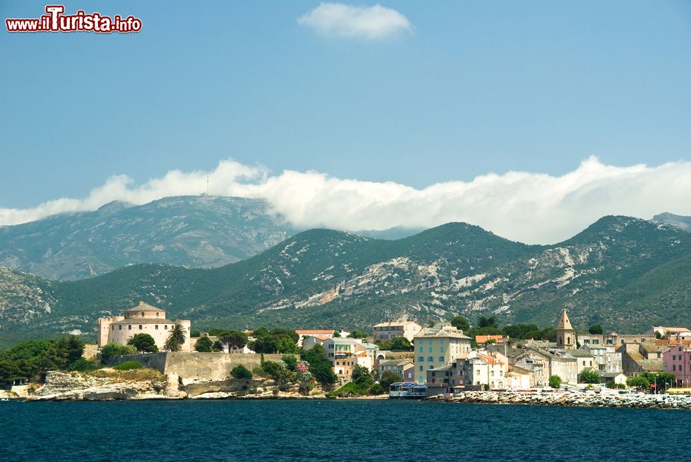 Immagine Spiaggia e cittadella di Saint Florent, Corsica, Francia. Centro storico pittoresco, un bel porto turistico su cui si affacciano locali e ristoranti e spiagge degne dei mari caraibici caratterizzano questa cittadina fondata nel 1439.