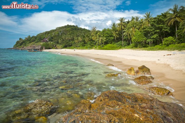 Immagine Spiaggia e natura a Koh Lanta, Thailandia - Formato da 52 isole, l'arcipelago di Koh Lanta è situato a una settantina di chilometri dalla città di Krabi. Le acque cristalline, la fine sabbia bianca e la vegetazione lussureggiante fanno di questo angolo di Thailandia un vero e proprio paradiso. Lontana dalla frenesia delle zone più turistiche e con poche comodità, Koh Lanta è la location perfetta per chi cerca una meta all'insegna della natura e del relax © Kim Briers / Shutterstock.com