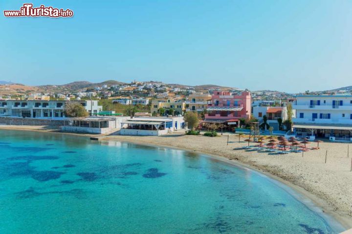 Immagine Spiaggia e resort sull'isola greca di Syros, arcipelago delle Cicladi, durante le vacanze estive - © Korpithas / Shutterstock.com
