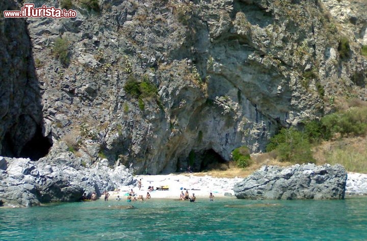 Immagine Spiaggia e scogliera di Caminia vicino a Catanzaro, Calabria. Questa breve striscia di sabbia incastonata fra due scogliere che dalla collina cadono a picco sul mare è una delle più suggestive della Calabria. La spiaggia è per lo più sabbiosa mentre i ciottoli si trovano sul fondale del mare; l'acqua è sempre limpida e cristallina tanto da farla somigliare ad una laguna - © Shony - CC BY 3.0 - Wikimedia Commons.