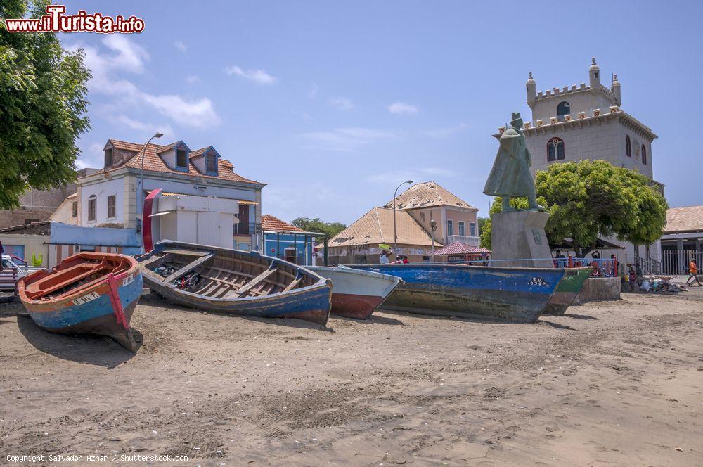 Immagine Le barche dei pescatori, la Torre de Belém e la statua di Diogo Alfonso sulla spiaggia di Mindelo, isola di Sao Vicente (Capo Verde) - © Salvador Aznar / Shutterstock.com