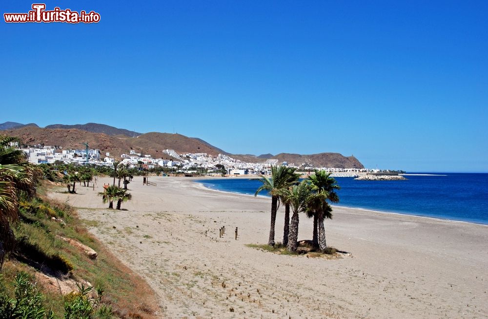 Immagine Spiaggia e villaggio di Carboneras, Spagna. Questo Comune, situato a nord di Nijar è un sugegstivo paese di pescatori ed è celebre per essere quasi interamente inserito nel parco naturale di Cabo de Gata-Nijar.