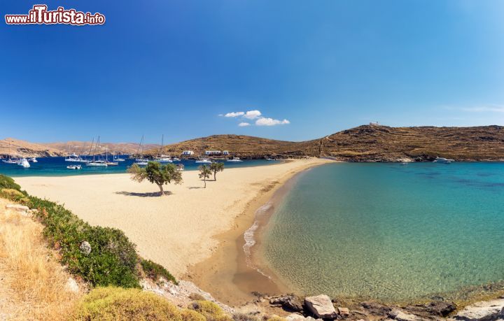 Immagine Spiaggia esotica di Kolona a Kythnos, Grecia. Una lingua di sabbia dorata divide questo angolo di Egeo creando un vero e proprio paradiso per gli amanti del sole e del relax - © TakB / Shutterstock.com