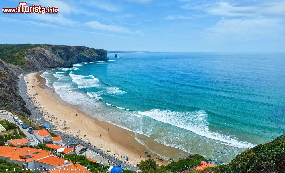 Immagine Spiaggia estiva di Arrifana nei pressi di Aljezur, Portogallo. Le rovine della fortezza, costruzione araba del XII° secolo, racchiudono una bella spiaggia frequentata dagli amanti del surf e del windsurf - © Landscape Nature Photo / Shutterstock.com