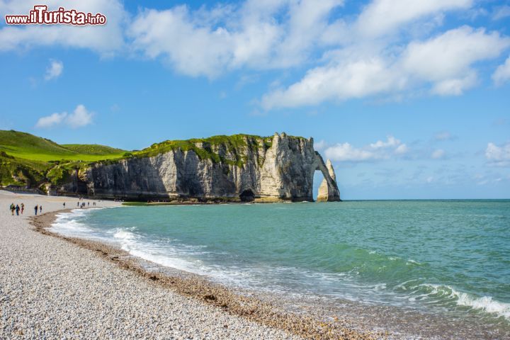 Immagine Spiaggia ghiaiosa del villaggio di Etretat, Francia, in una giornata di sole - © Oleg Bakhirev / Shutterstock.com