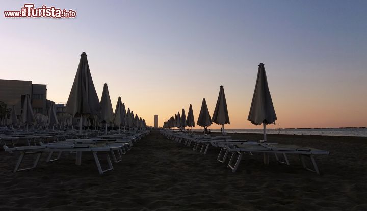 Immagine La spiaggia di Valverde e, sullo sfondo, la sagoma inconfondibile del grattacielo di Cesenatico (FC).