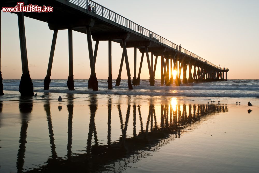 Immagine la spiaggia dell'Hermosa Pier a Los Angeles, California