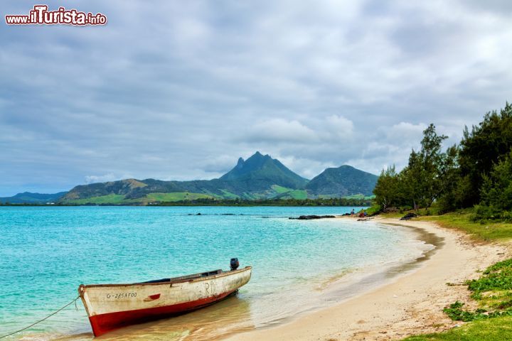 Immagine Montagna Bambous sull'isola dei Cervi, Mauritius - A fare da cornice a questo splendido quadro tropicale disegnato dall'isola dei Cervi è la catena montuosa di Bambous © hessbeck / Shutterstock.com