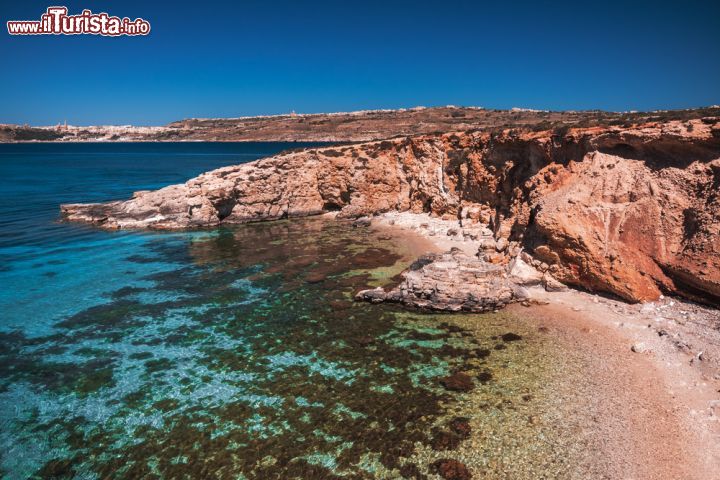 Immagine Spiaggia di Comino, Malta - E chi non vorrebbe immergersi in un mare così? D'estate Comino è forse un pò troppo affollata ma anche chi vuole godersi la quiete non può perdersi un tuffo nelle sue acque. E che dire delle spiaggie? Bianche, sottili, candide, quasi perlacee. Insomma un vero e proprio angolo di paradiso a due passi dall'Italia senza dover andare dall'altra parte del mondo © science photo / Shutterstock.com