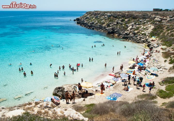 Immagine Spiaggia sull'isola di Favignana, Sicilia. L'isola, che fa parte della riserva naturale delle isole Egadi, ospita diverse spiagge con piccoli scogli - © Gandolfo Cannatella / Shutterstock.com