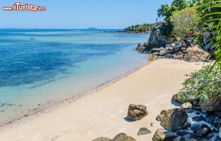 Immagine Una spiaggia dell'isola di Nosy Komba. Il nome, tradotto dal malgascio, significa “isola dei lemuri”. Qui vive una folta colonia di lemuri macaco - foto © lenisecalleja.photography / Shutterstock.com