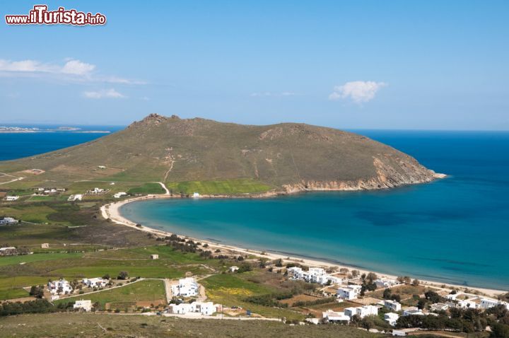 Immagine Panorama dall'alto di un tratto litoraneo dell'isola di Paros, Grecia: questa terra delle Cicladi, nonostante sia meta di molti turisti, è riuscita a conservare intatto il suo fascino più autentico - © Alberto Loyo / Shutterstock.com