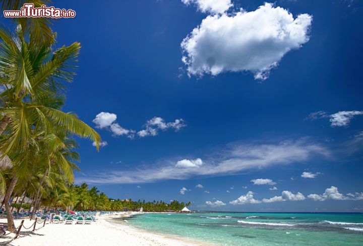 Immagine Spiaggia di Roatan, Honduras - Sabbia bianca, acque cristalline e cielo azzurro. Location qualche anno fa del reality show "L'isola dei Famosi", questo angolo di Honduras è diventato famoso proprio grazie alla messa in onda della trasmissione televisiva © carpe89 / Shutterstock.com