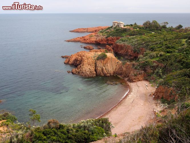 Immagine Spiaggia isolata sulla riviera francese vicino a Saint Raphael, Francia. Una natura selvaggia e rigogliosa è perfetta cornice per questa caletta isolata nelle vicinanze di Saint Raphael - © Salparadis / Shutterstock.com