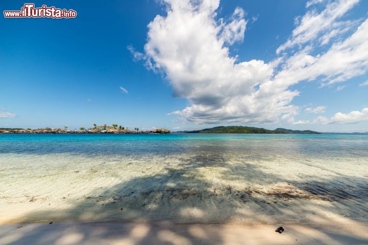 Immagine Una spiaggia delle isole Togean, piccolo arcipelago facente parte di Sulawesi, in Indonesia. Tanto le spiagge quanto i fondali locali valgono da soli il viaggio fin quaggiù - foto © Fabio Lamanna/ Shutterstock.com