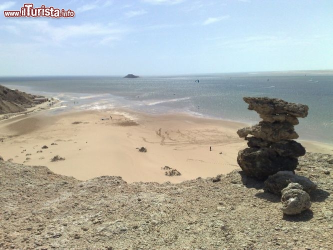 Immagine Spiaggia, Dakhla: le spiagge attorno all'Hotel Dakhla Attitude, la vera "Mecca" degli sport acquatici di Dakhla, sono il campo base degli appassionati di kitesurf.