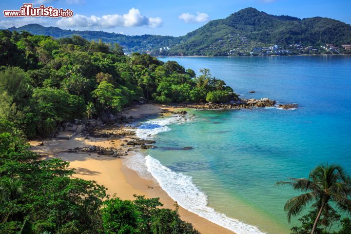 Immagine La spiaggia di Laem Sing (Phuket) al mattino. Si trata di una delle spiage più spettacolari della Thailandia. foto © VODIN VASILII - Shutterstock.com