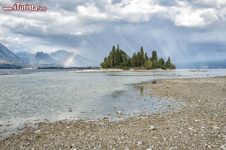 Immagine Una spiaggia sul Lago di Garda nei pressi di Manerba - © Nicola Bertolini / Shutterstock.com