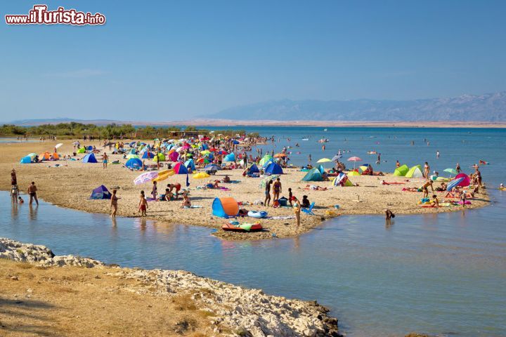 Immagine Gente sulla spiaggia della laguna di Ninska a Nin, Dalmazia. Questa laguna si trova nei pressi della cittadina di Nin il cui centro è situato su una piccola isoletta collegata da due ponti con la terraferma - © xbrchx / Shutterstock.com