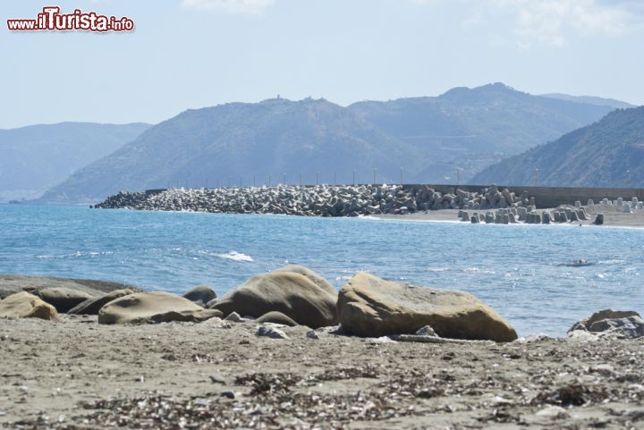 Immagine Un tratto di spiaggia libera vicino a Brolo, in Provincia di Messina (Sicilia) - © Gandolfo Cannatella / Shutterstock.com