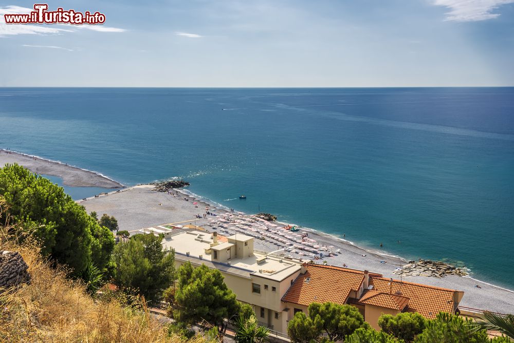 Immagine La spiaggia ligure di Ventimiglia, provincia di Imperia, Italia. Le spiagge sono a tratti ciottolose e sabbiose e a tratti rocciose e frastagliate.