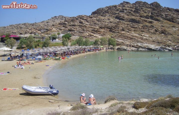 Immagine Scorcio panoramico della spiaggia di Monastiri sull'isola di Paros, Cicladi. La si trova alla fine della baia di Agios Ioannis: è una spiaggetta graziosa circondata da rocce e caratterizzata da una sabbia morbida. Guardando in alto verso il lato destro si può ammirare un suggestivo monastero da cui deriva il nome dell'arenile.