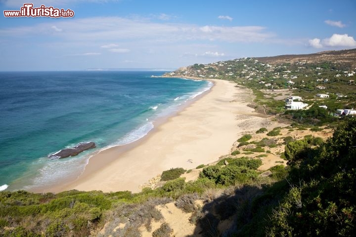 Immagine Spiaggia nei pressi di Zahara de los Autunes a Cadice, Spagna. Si trova nella Costa de la Luz, in Andalusia: 8 chilometri di sabbia lambiti da acque limpide e cristalline - © Quintanilla / Shutterstock.com