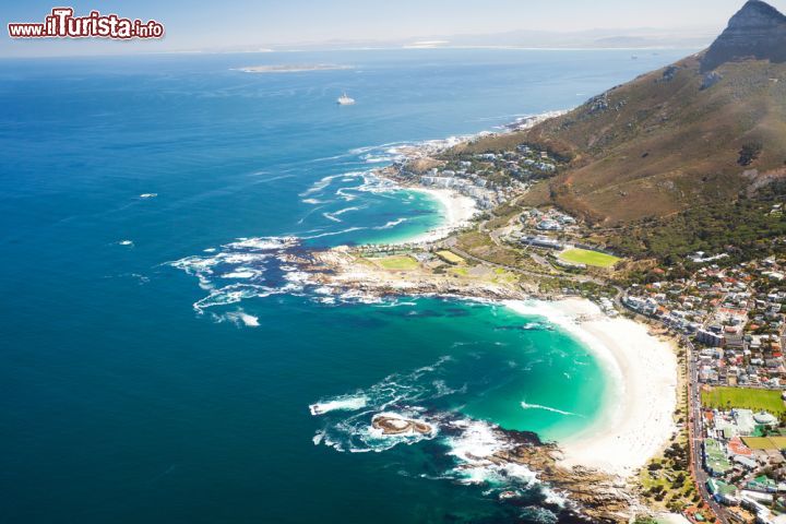 Immagine Vista sulla spiaggia e l'oceano a Cape Town, Sudafrica - Sensazionale la vista come è sensazionale viverla: la costa che abbraccia il perimetro della Città del Capo (o Cape Town) regala un'esplosione di colori e natura incontaminata. Oltre alle bellissime spiagge e all'acqua trasparente dell'oceano, bellissima è la montagna che sembra fare da schienale a tutti i villaggi, come il più bello degli scivoli per bambini - © michaeljung / Shutterstock.com