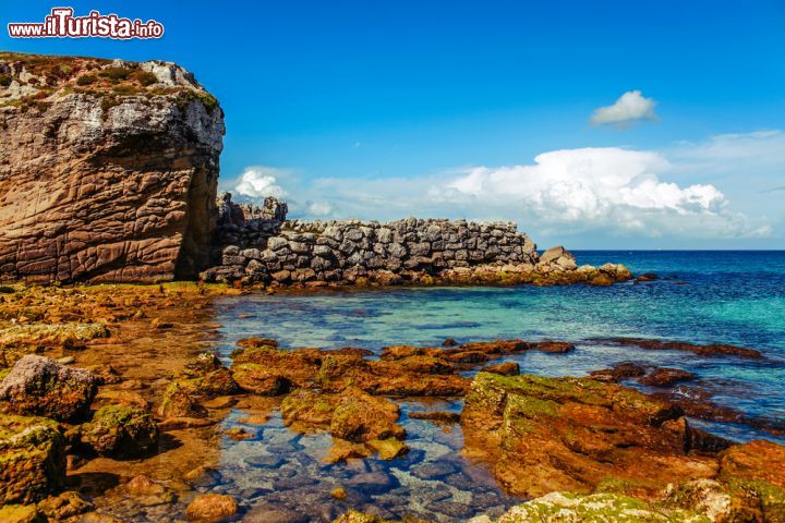 Immagine Spiaggia e oceano a Tarifa, Spagna. Punta di Tarifa, promontorio più meridionale dell'Europa, è bagnata dalle acque del Mediterraneo a est e dall'oceano Atlantico a ovest - © Kushch Dmitry / Shutterstock.com